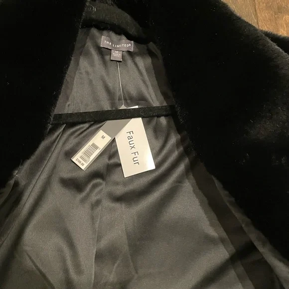 Faux fur short jacket. Size Medium - Picture 2 of 4